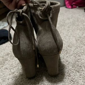 Womens boots like new condition size 9